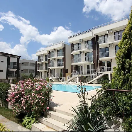 New Line Village Апартамент