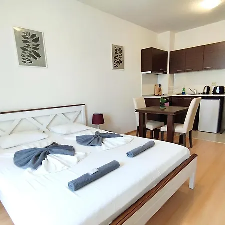 New Line Village ساني بيتش