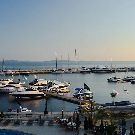 شقة New Line Village